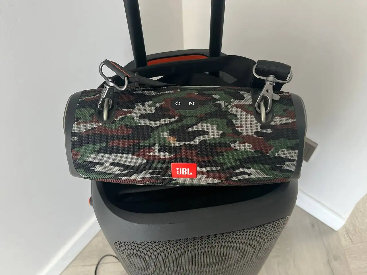 Продам колонку JBL - Аудиотехника (Электроника) в Южно-Сахалинск