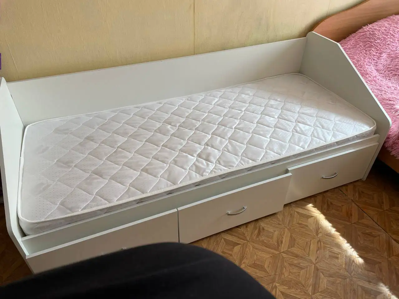 Продам односпальную кровать с ящиками и матрасом - Мебель (Для дома и дачи) в Южно-Сахалинск