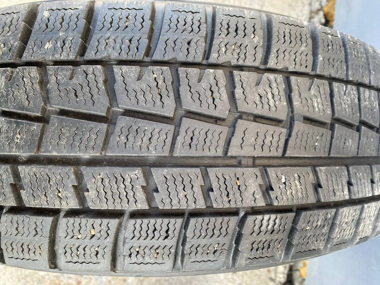 Резина в очень хорошем состоянии - Шины и диски (Авто) в Холмск