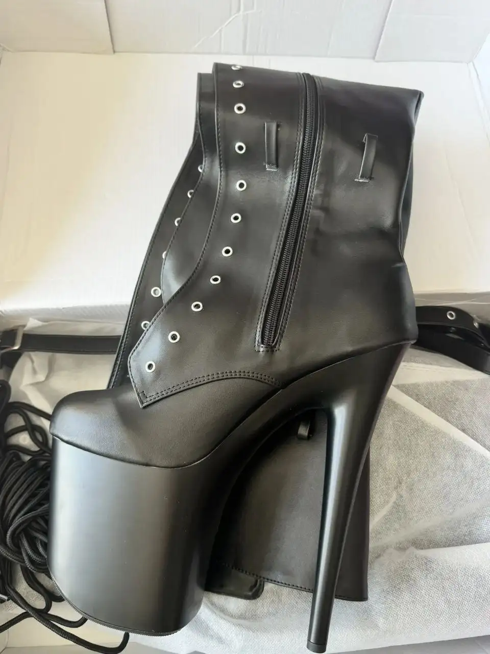 Новые стрипы 42 размера из натуральной кожи - Женская одежда (Одежда) в Южно-Сахалинск