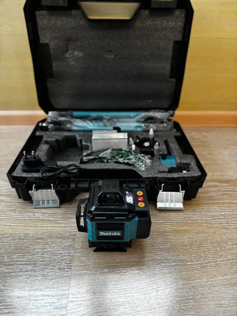 Лазерный уровень Макита со штативом - Строительные инструменты (Барахолка) в Южно-Сахалинск