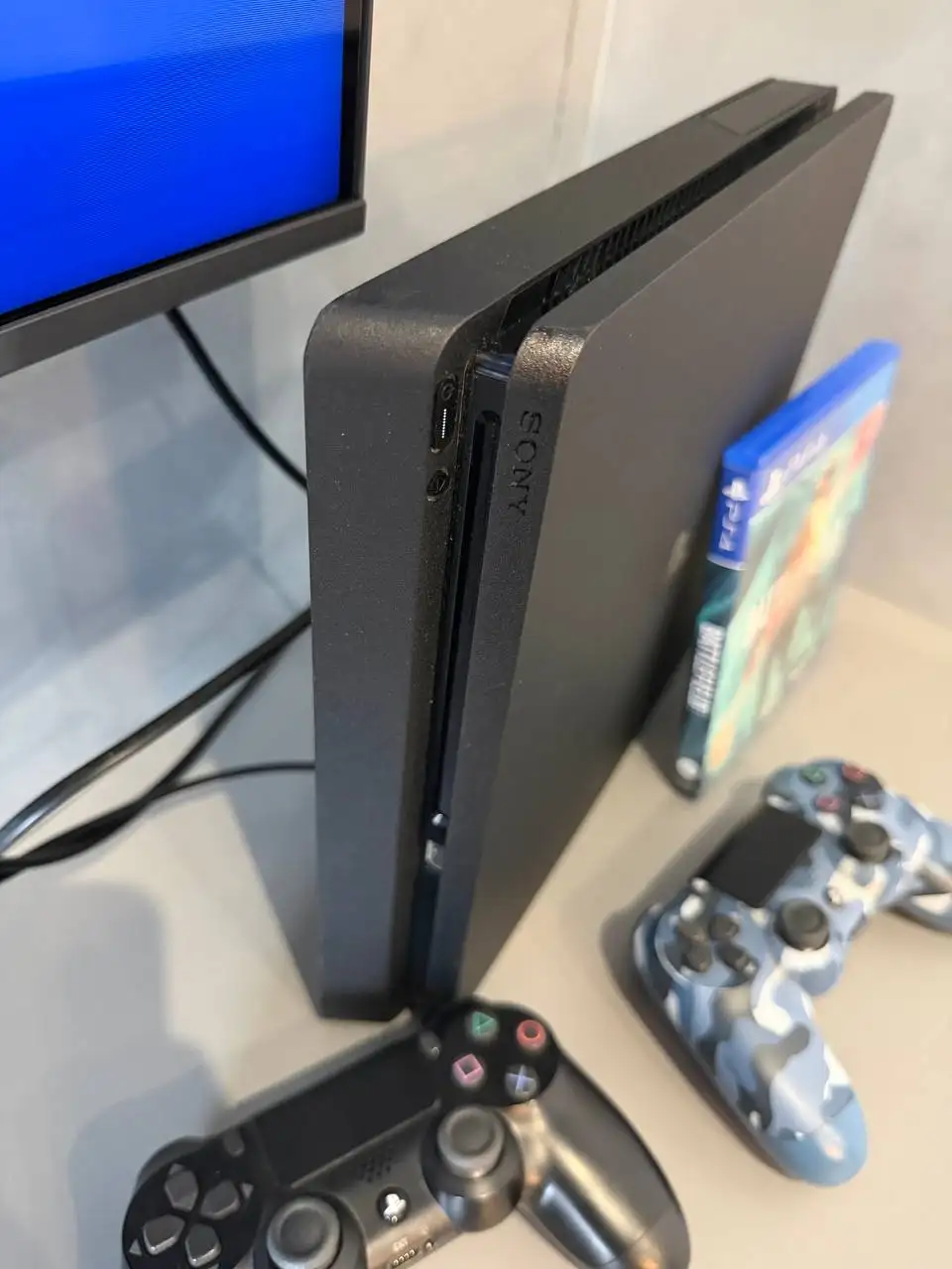 PlayStation 4 Slim 1 ТБ в отличном состоянии - Игровые консоли (Электроника) в Южно-Сахалинск