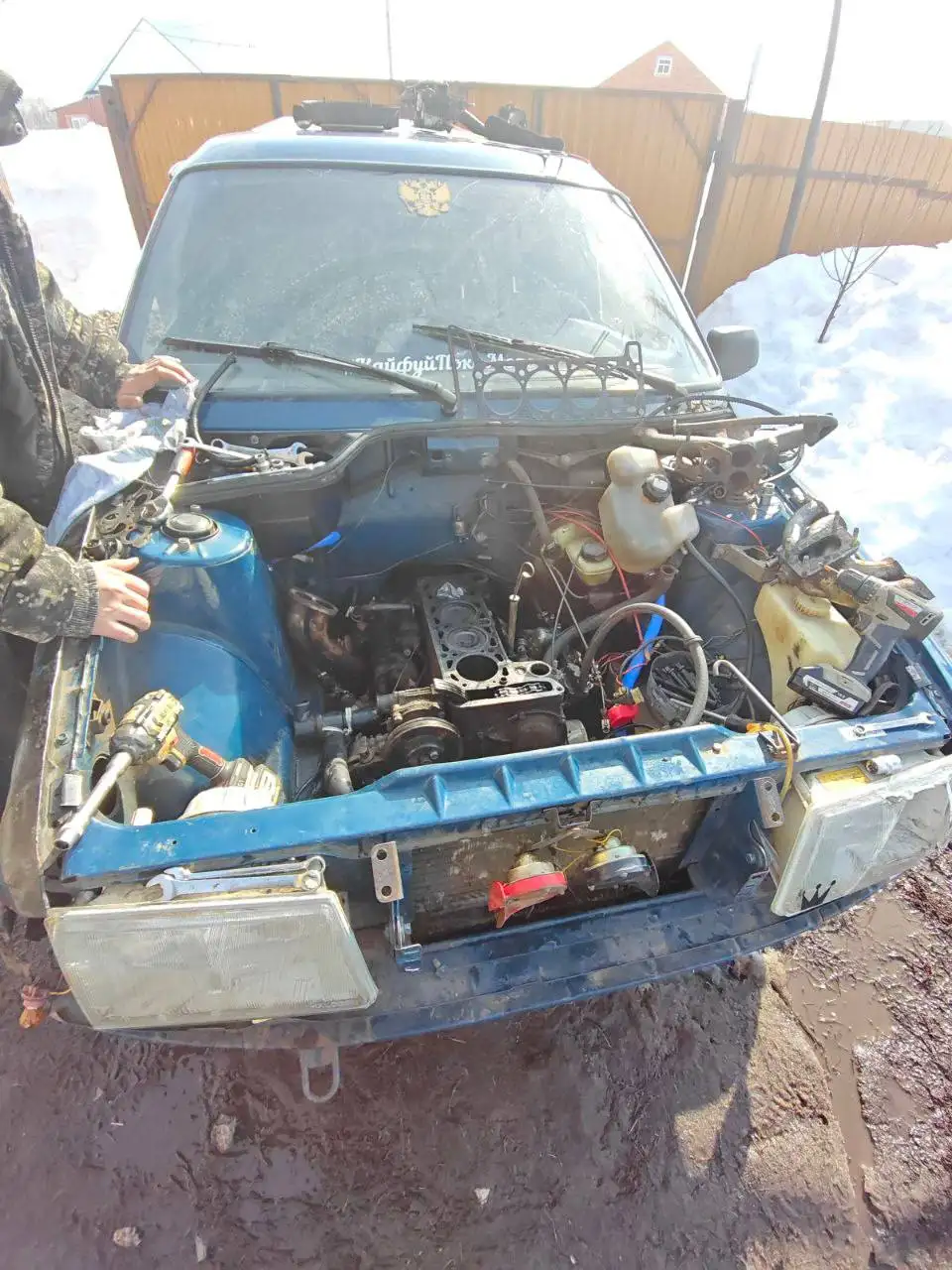 Двигатель от ВАЗ 2107 с неисправностями и новой зимней резиной - Двигатели (Запчасти) в Стерлитамак