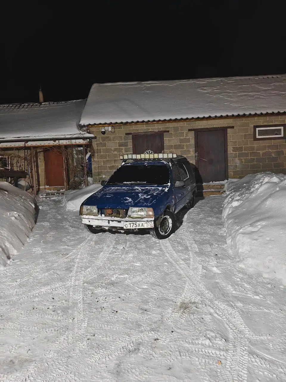 Двигатель от ВАЗ 2107 с неисправностями и новой зимней резиной - Двигатели (Запчасти) в Стерлитамак