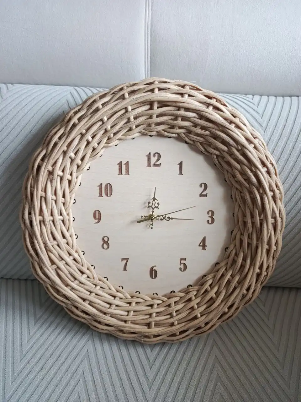 Часы из искусственного ротанга