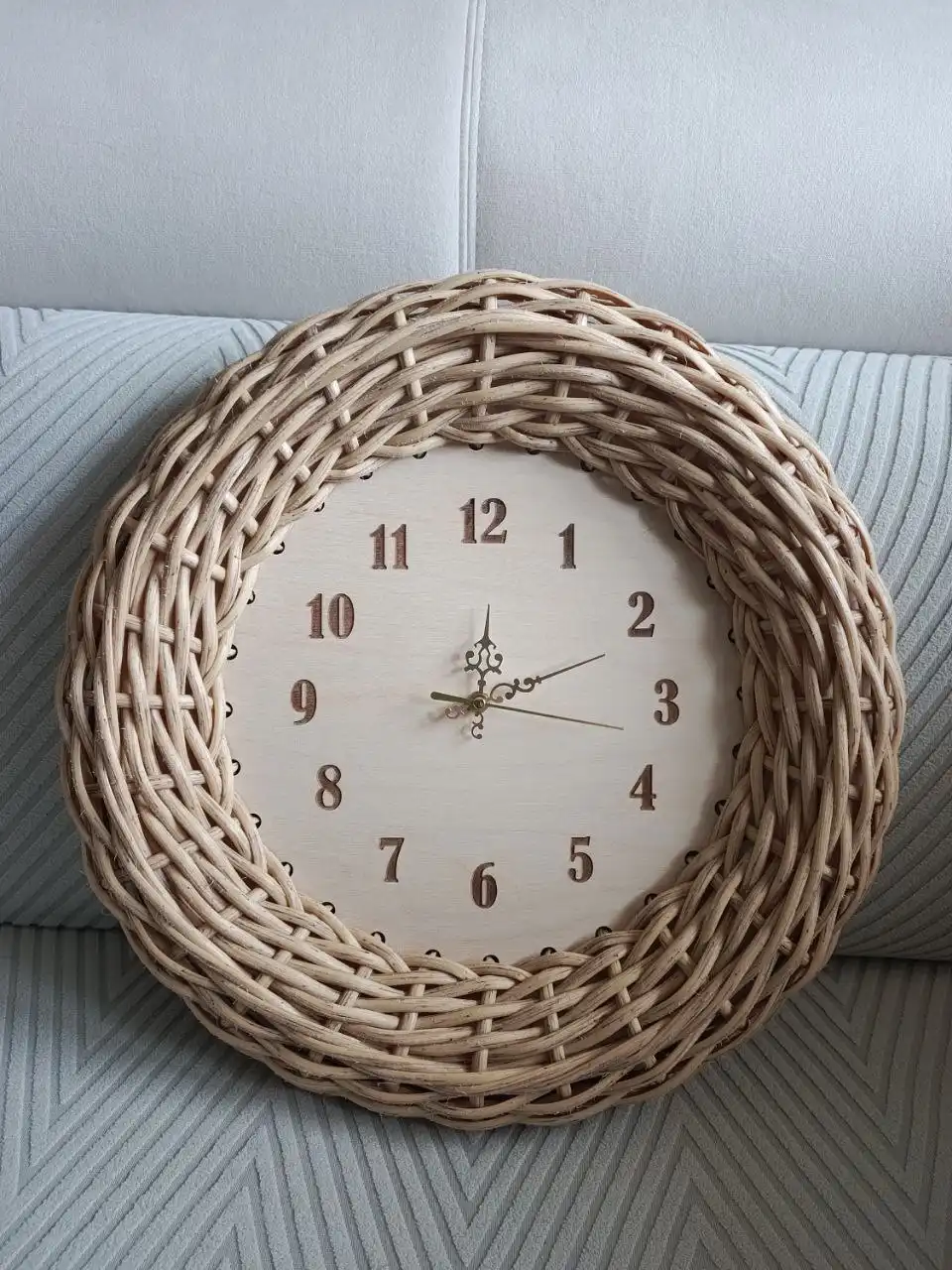 Часы из искусственного ротанга