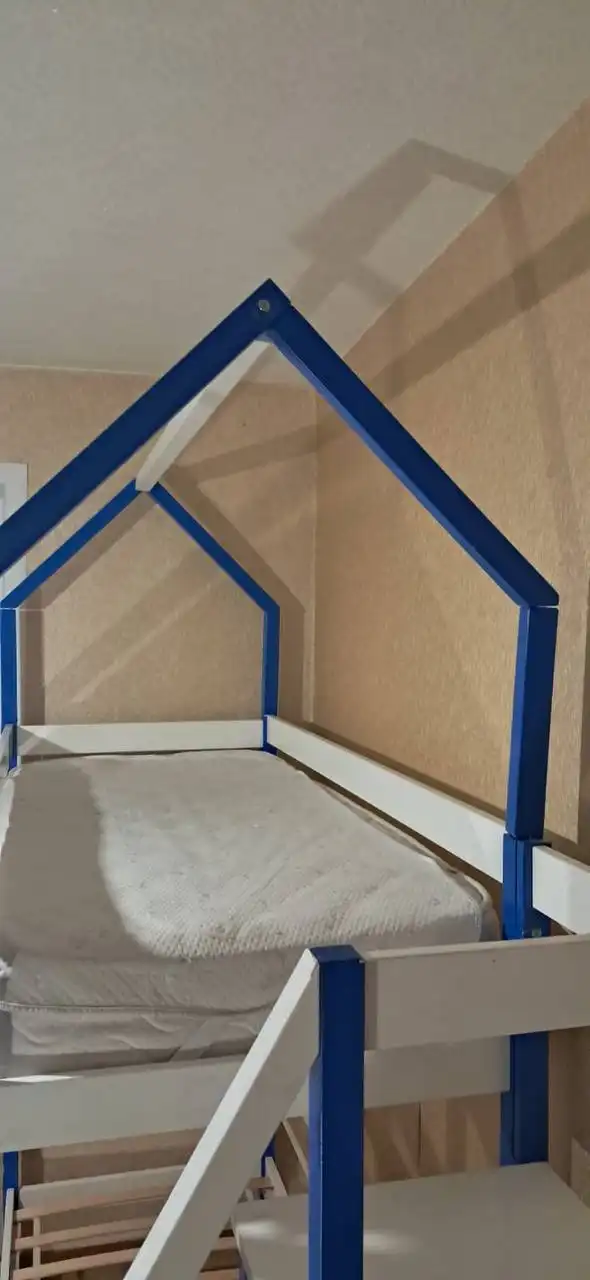 Продажа двухъярусной кровати б/у с матрасами и аксессуарами - Мебель (Барахолка) в Ульяновск