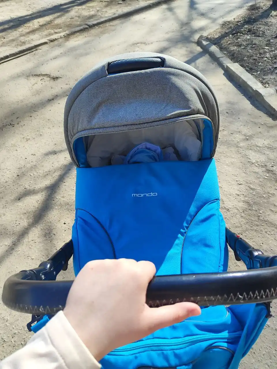 Продам коляску 2 в 1 и детскую одежду - Коляски и детская одежда (Товары для детей) в Ульяновск