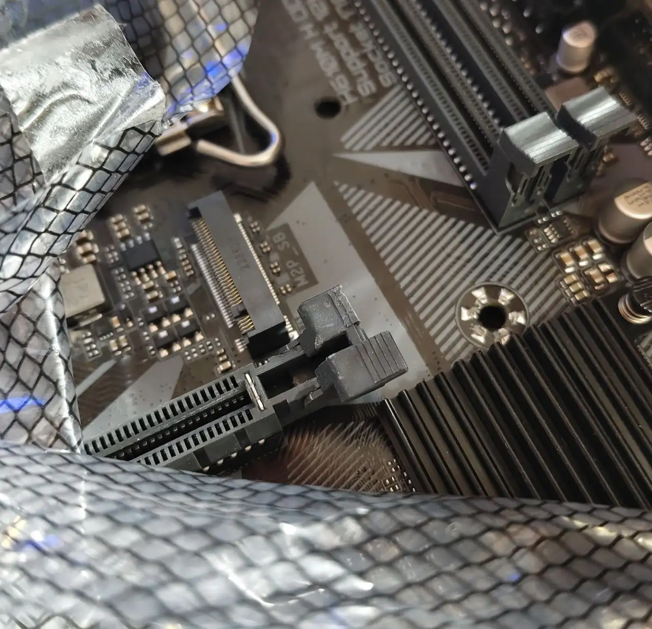 Продам материнскую плату GIGABYTE H610M H V2 DDR4 - Компьютерные комплектующие (Электроника) в Ульяновск