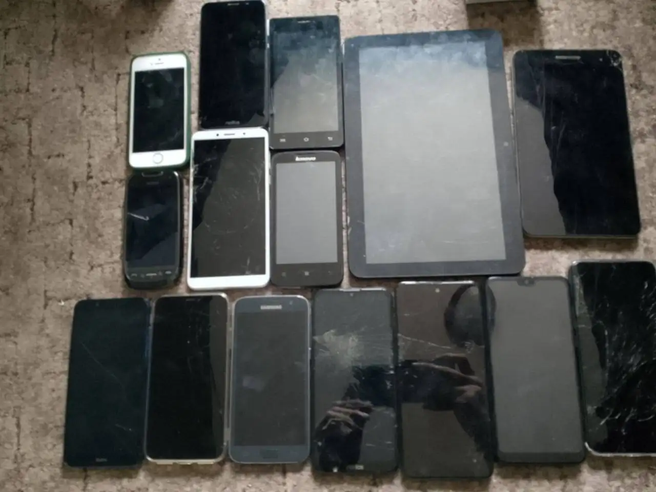 Продажа лота телефонов и периферии - Телефоны и аксессуары (Электроника) в Ульяновск