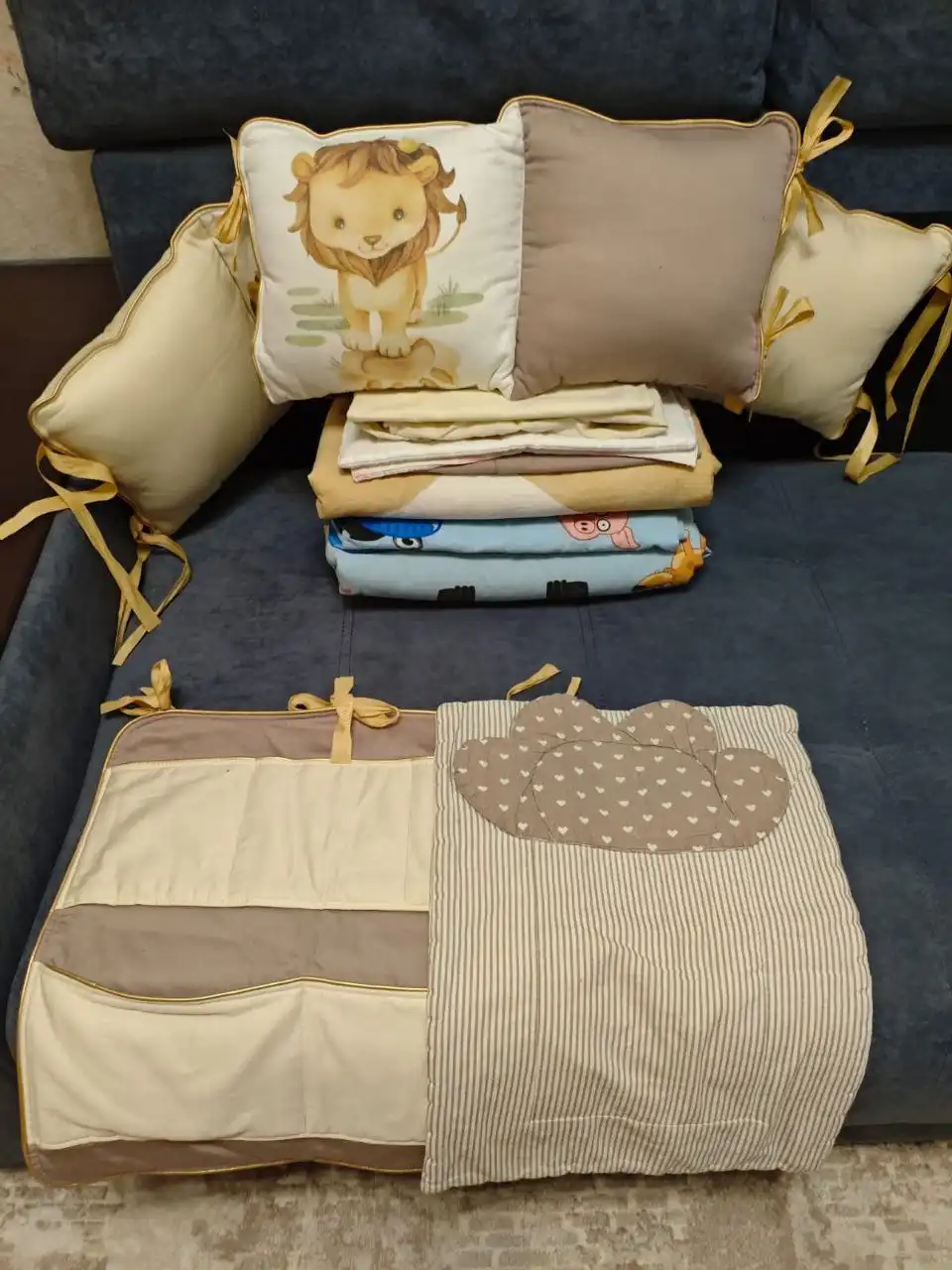 Продам бортики в кроватку с комплектом