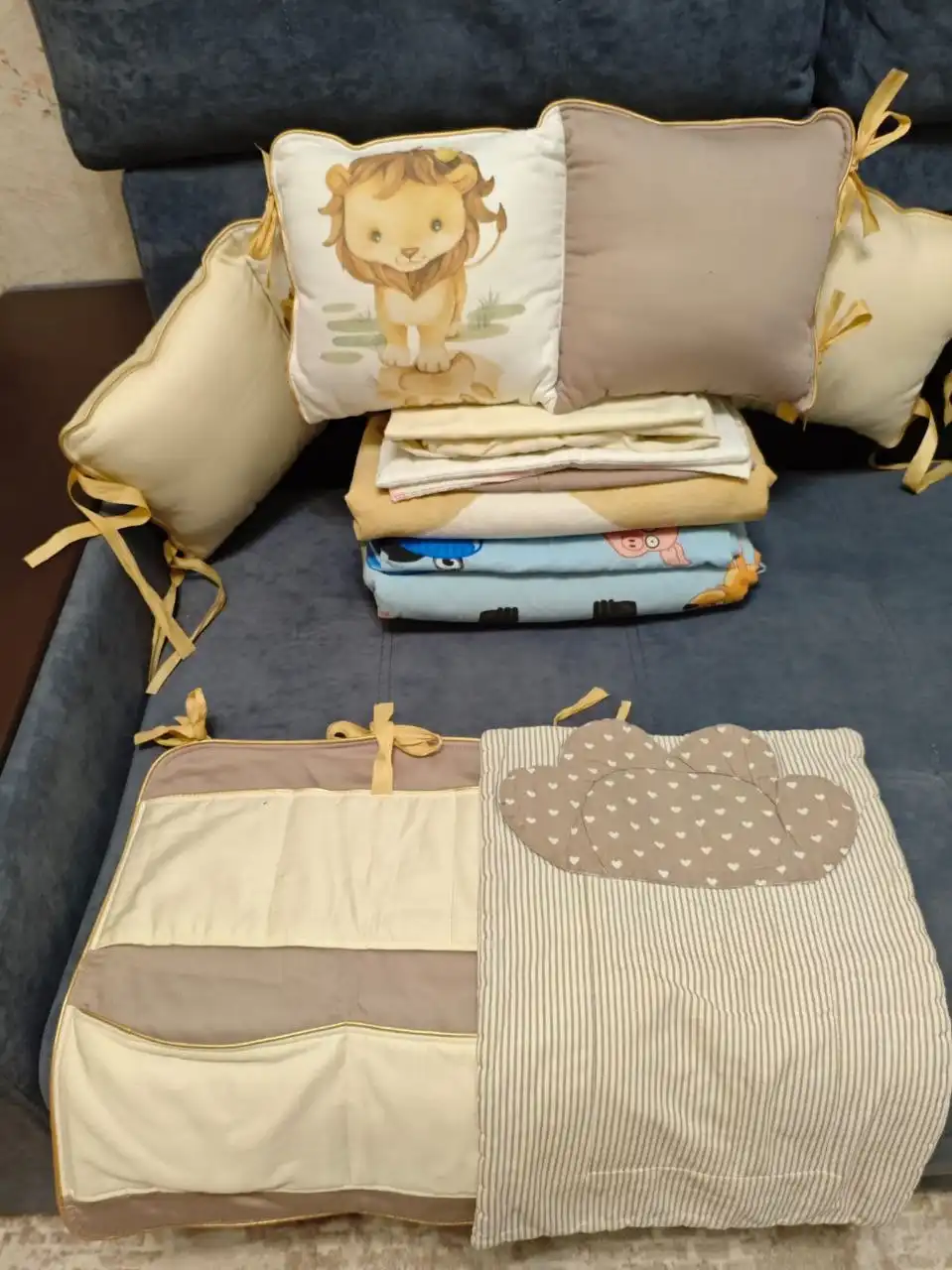 Продам бортики в кроватку с комплектом