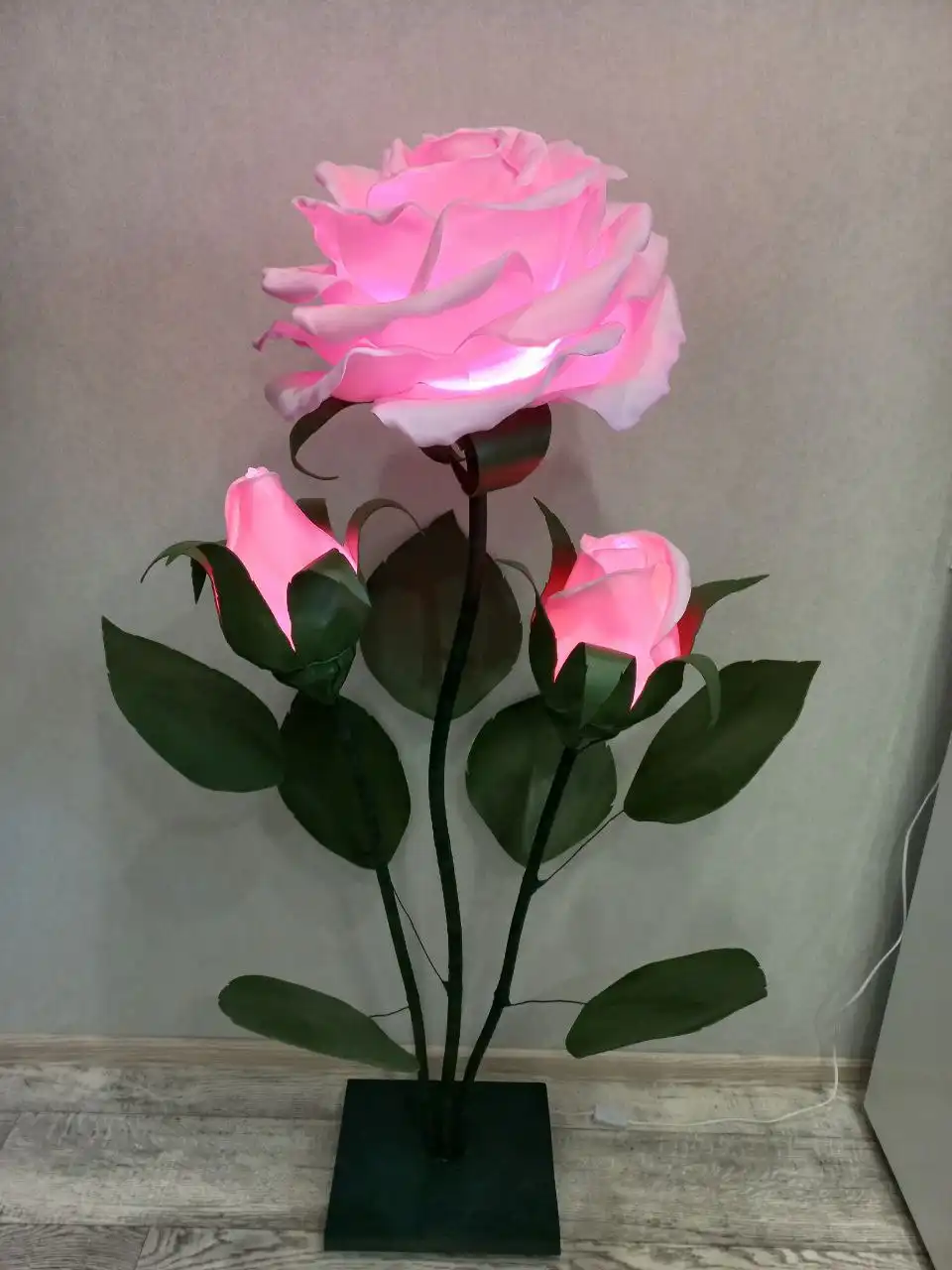 Торшер с розовыми съемными элементами