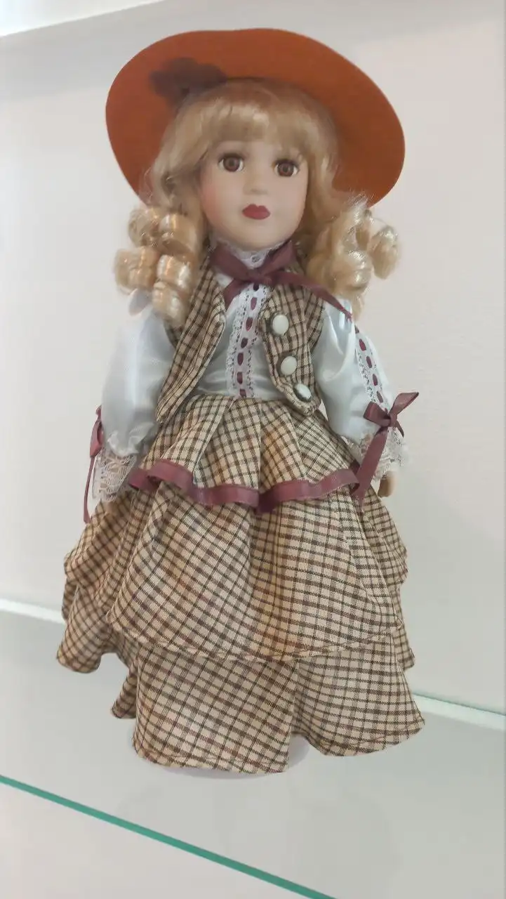 Коллекционная фарфоровая кукла на подставке