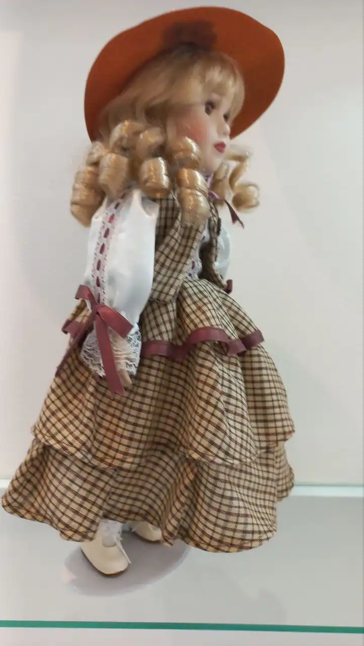 Коллекционная фарфоровая кукла на подставке