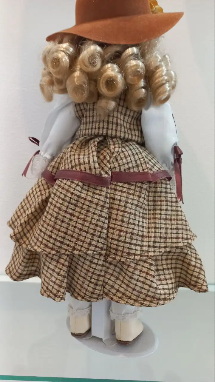 Коллекционная фарфоровая кукла на подставке