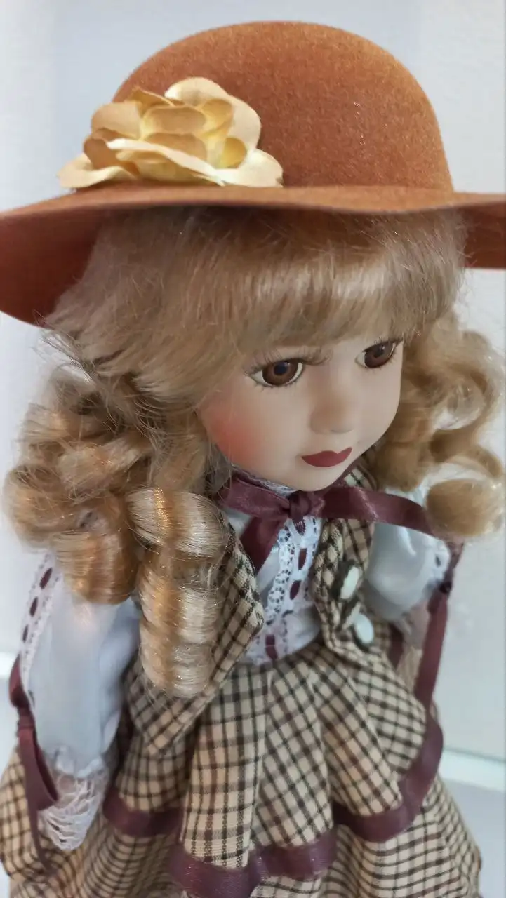 Коллекционная фарфоровая кукла на подставке