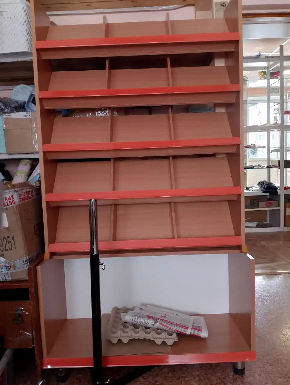 Продам полку для конфет, прилавок, холодильник и полку для фруктов