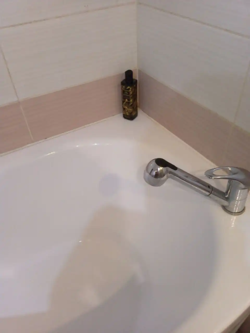 Продам акриловую угловую ванну