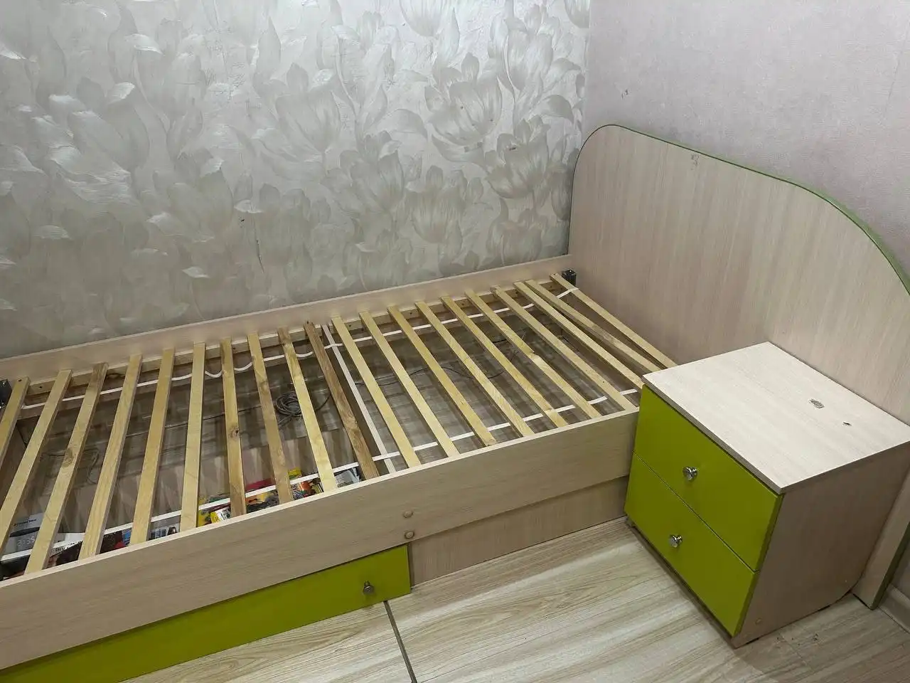 Продажа комплекта мебели (кровать, стол, шкаф, тумбочки)