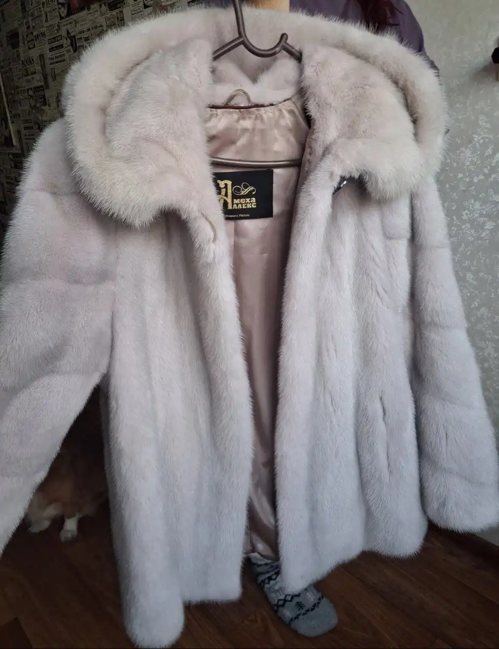 Норковый полушубок серого цвета с жемчужным отливом