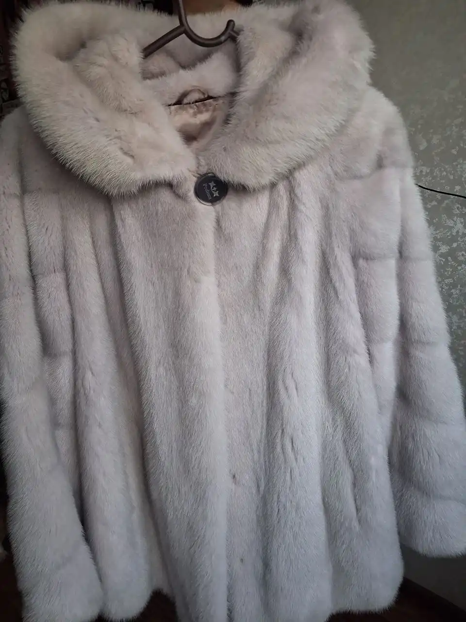 Норковый полушубок серого цвета с жемчужным отливом