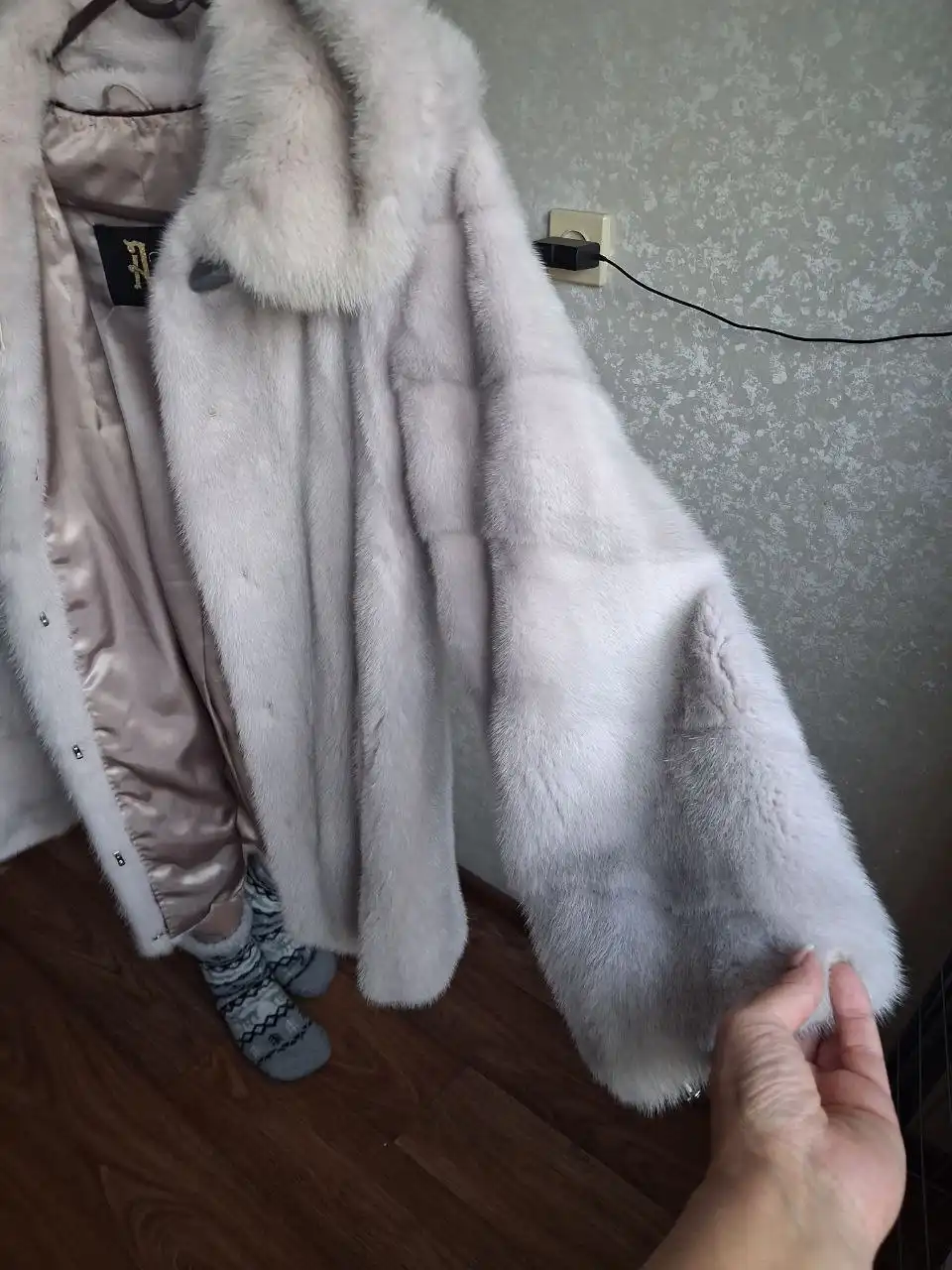 Норковый полушубок серого цвета с жемчужным отливом