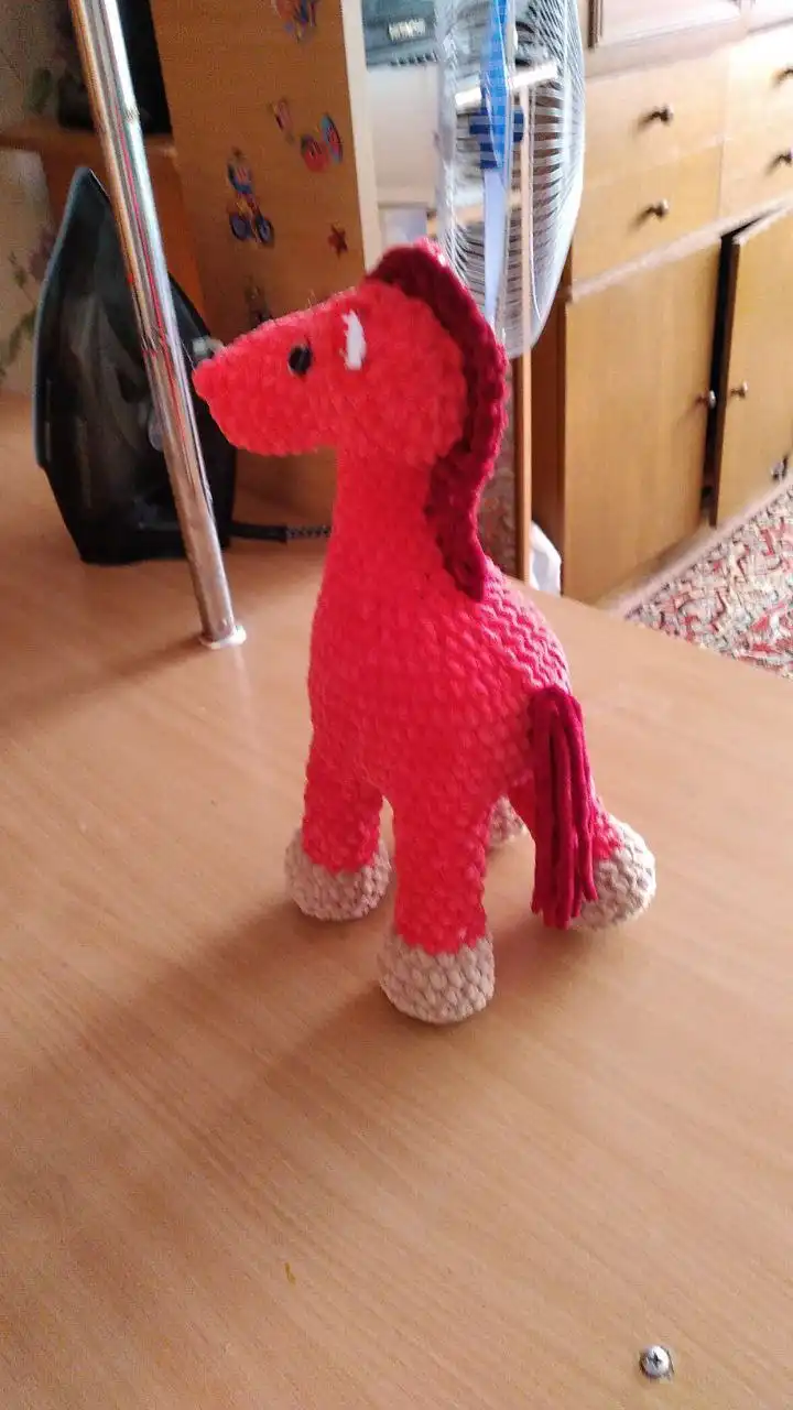 Связана из плюшевой пряжи