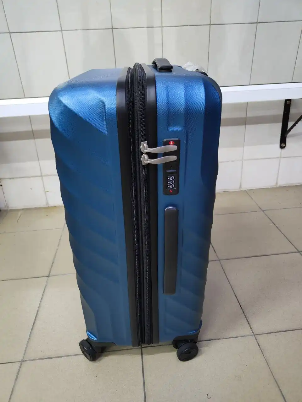 Продам новый чемодан размер М