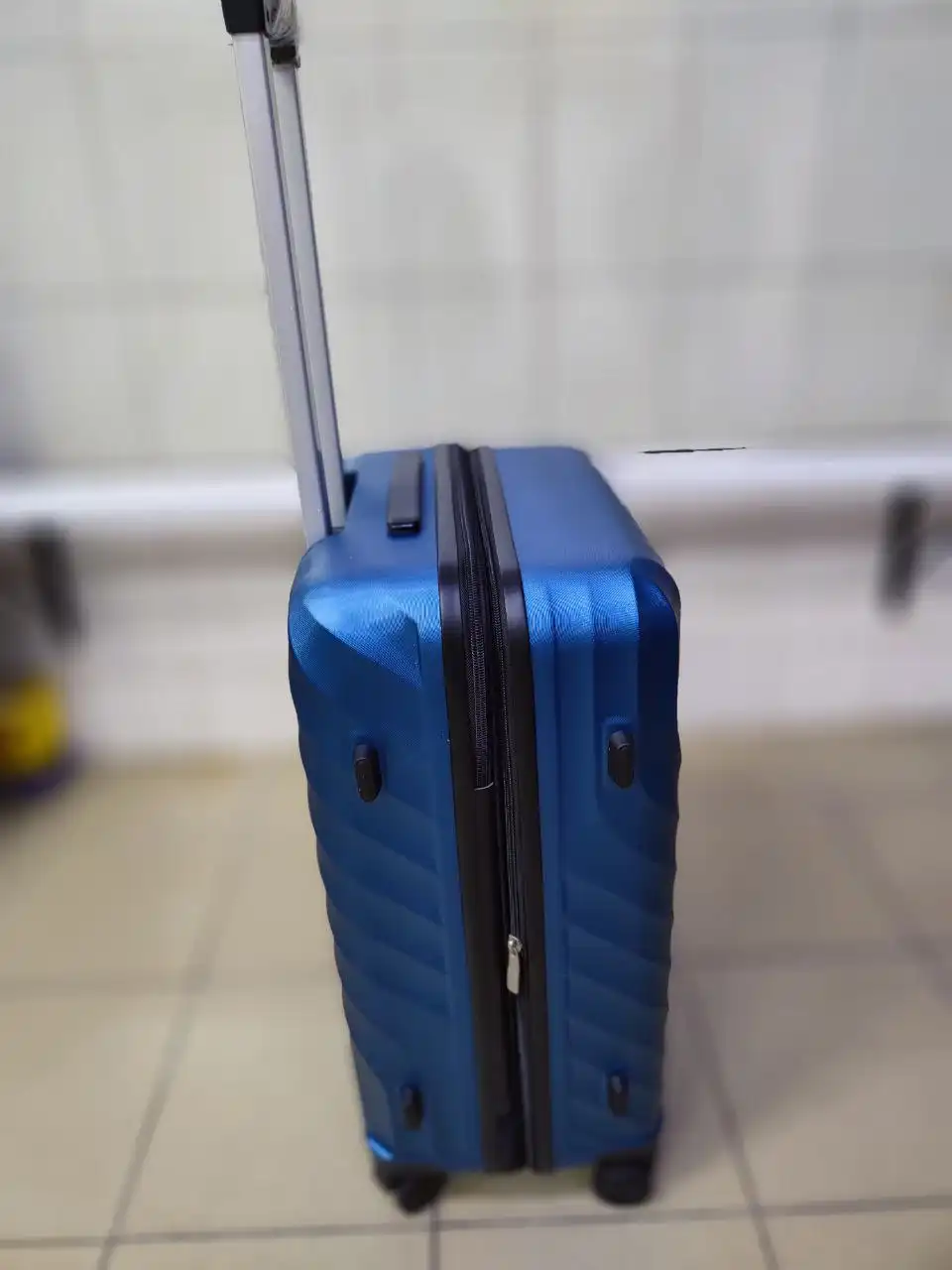 Продам новый чемодан размер М