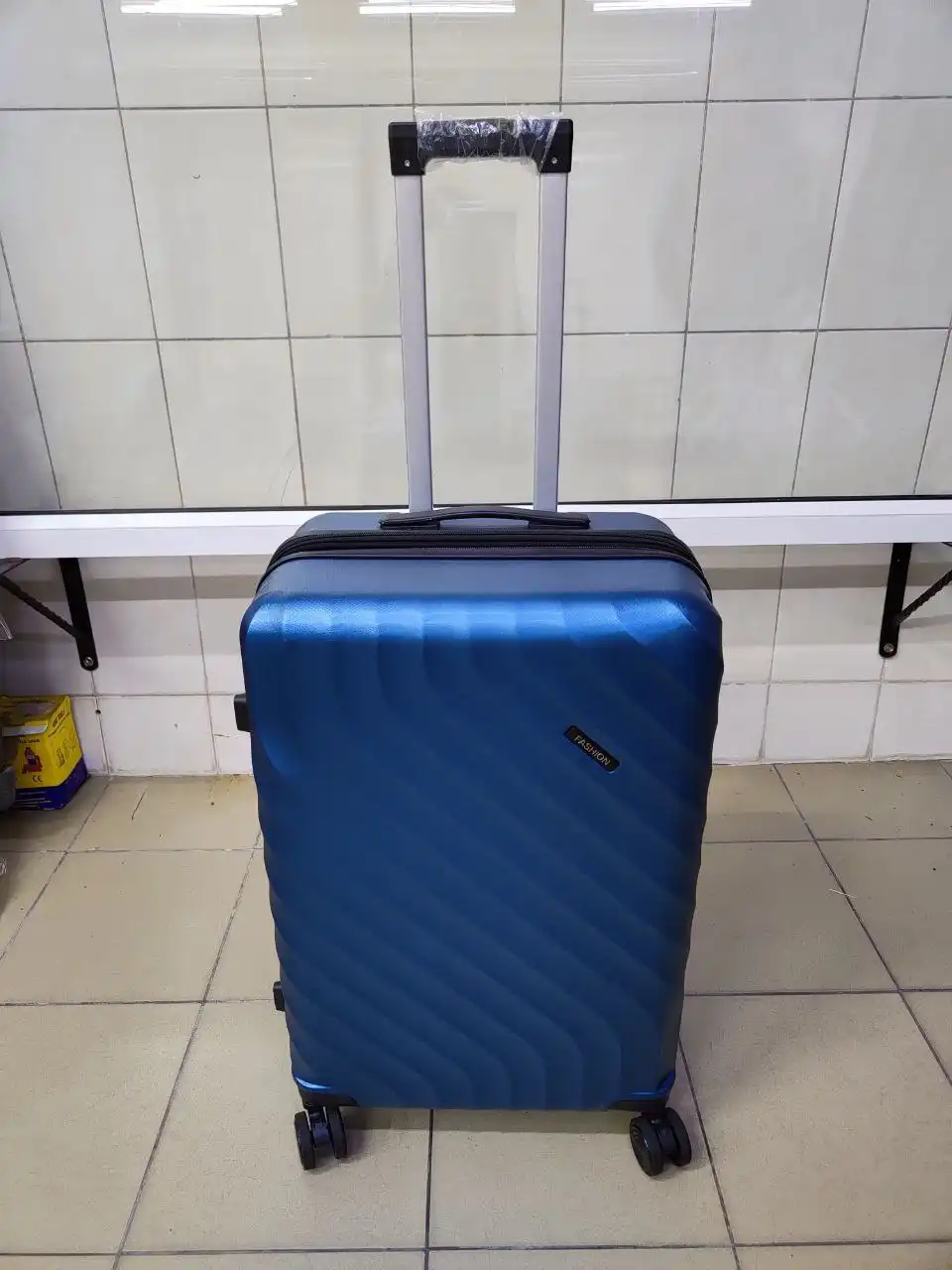 Продам новый чемодан размер М