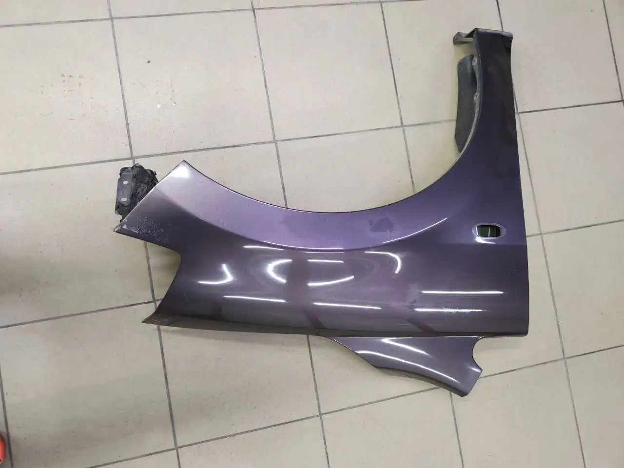 Продам правое переднее крыло на Nissan Tiida кузов С11