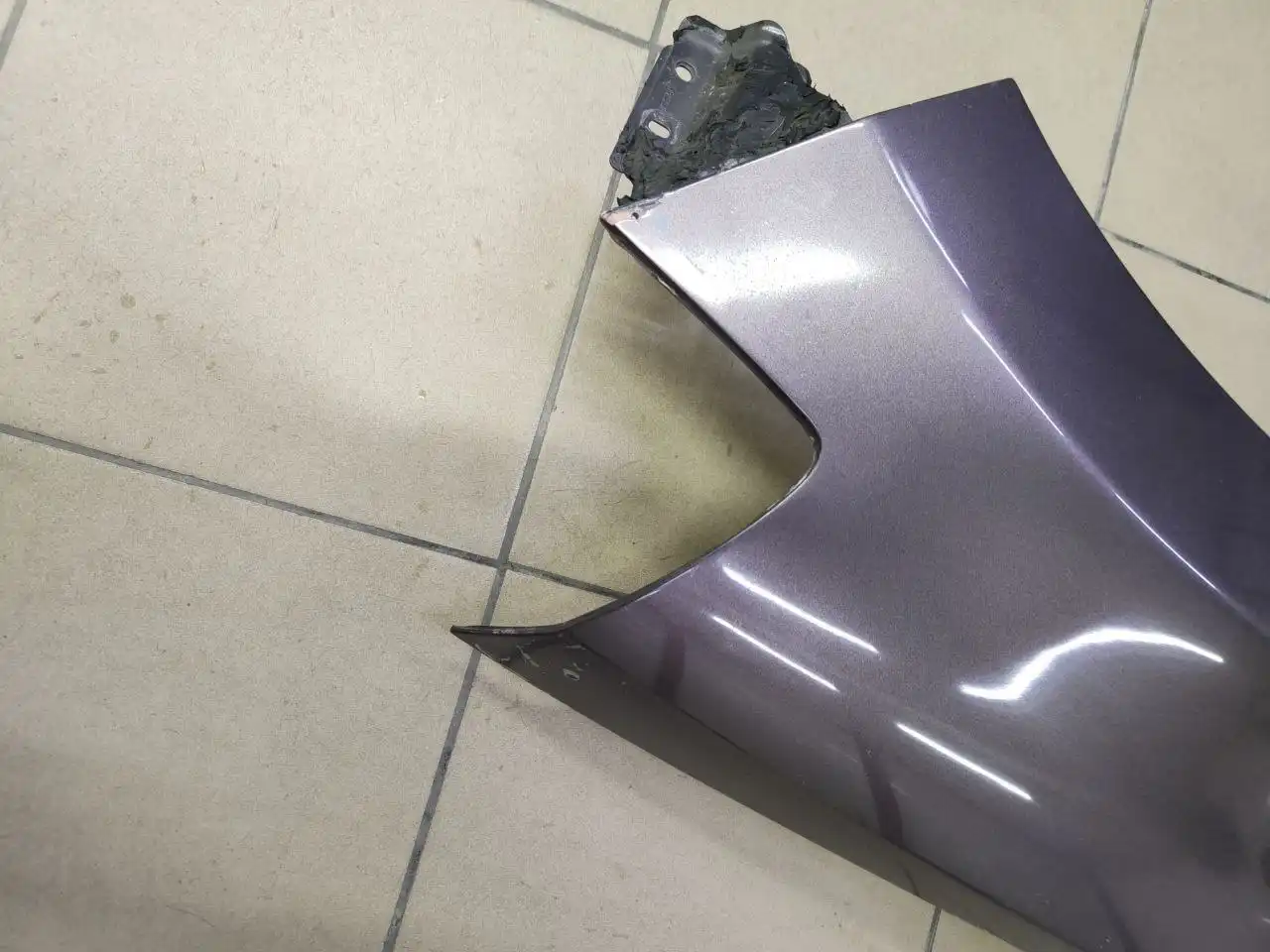 Продам правое переднее крыло на Nissan Tiida кузов С11