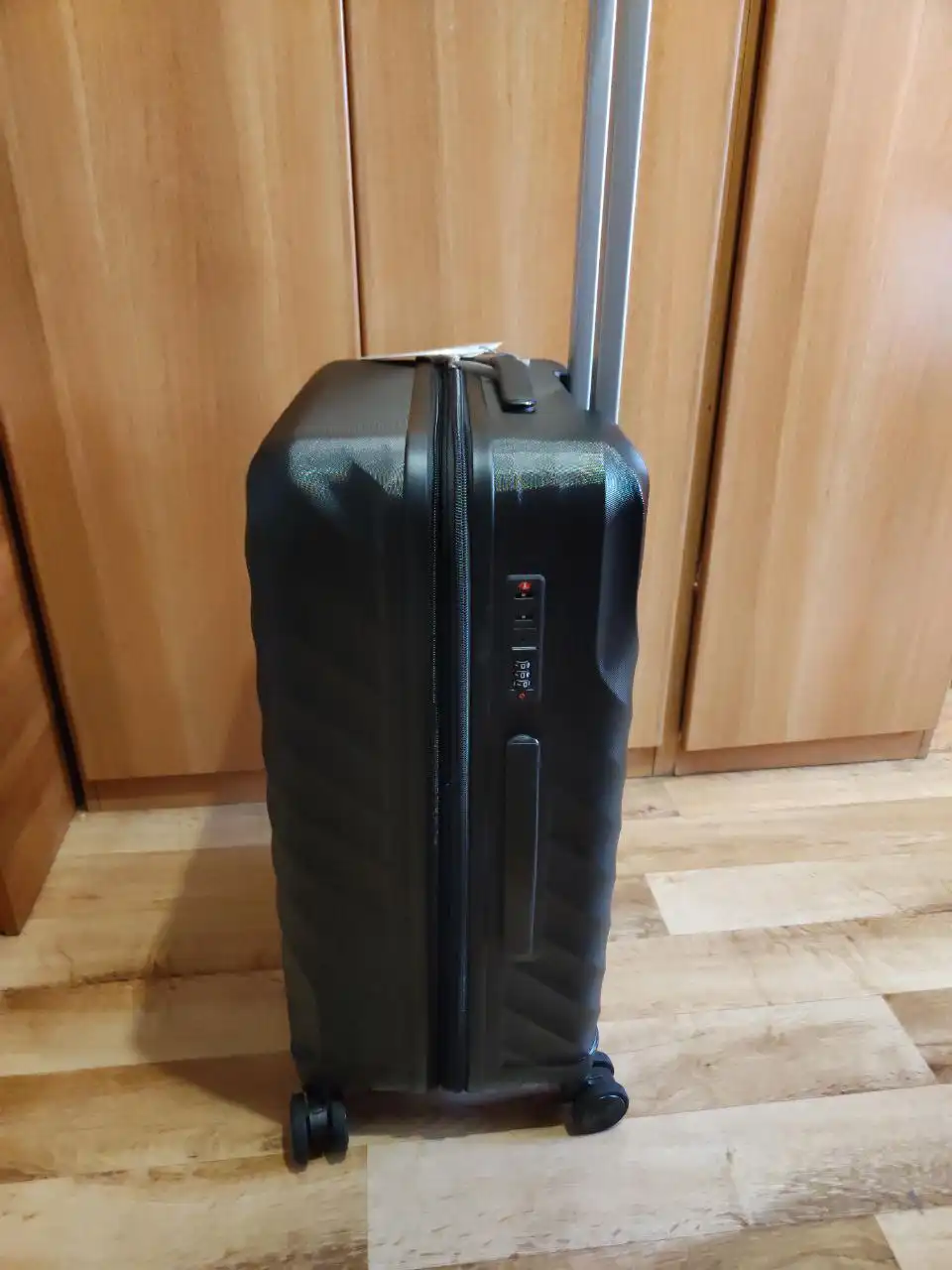 Продам новый чемодан размер М