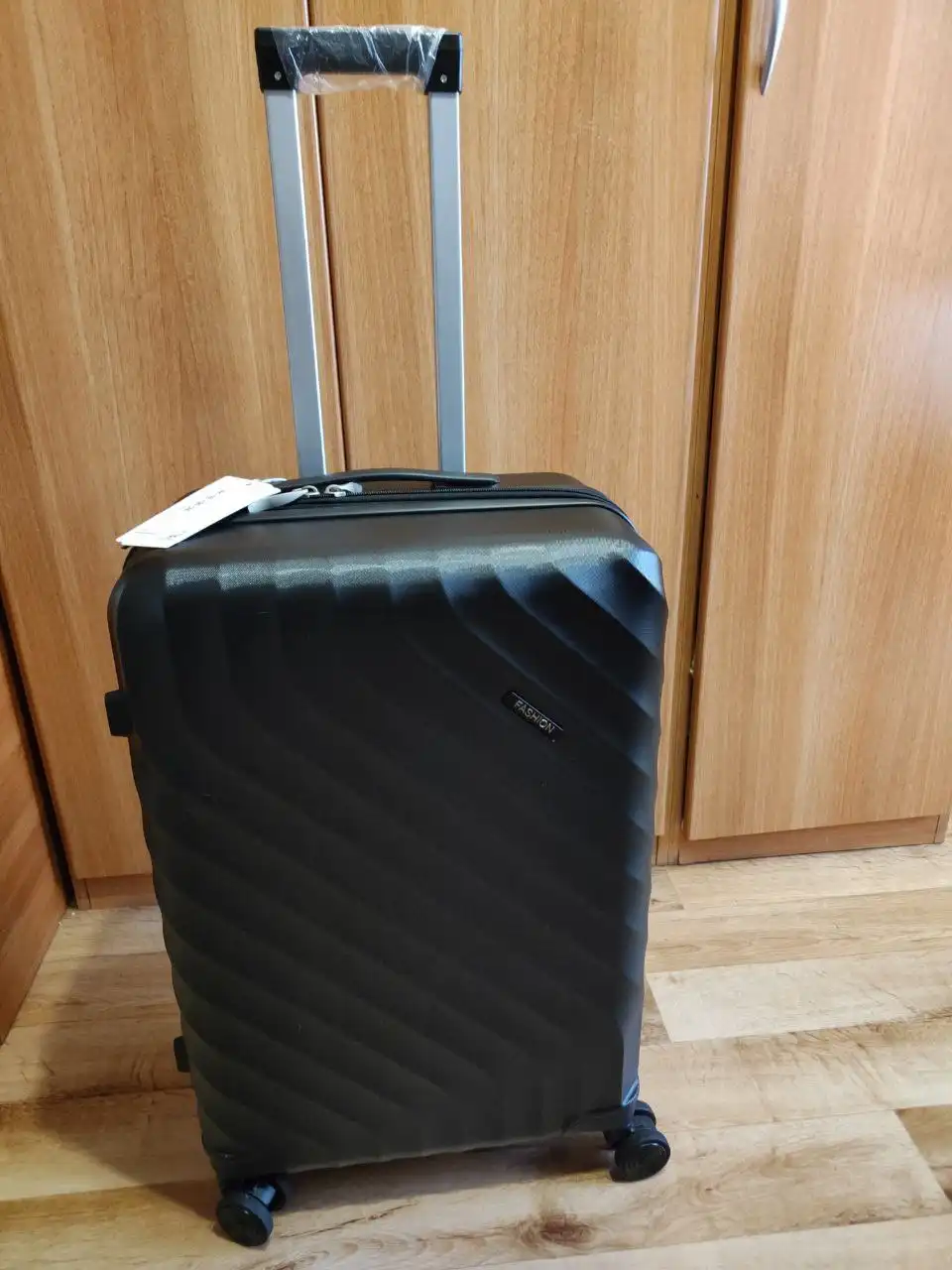 Продам новый чемодан размер М