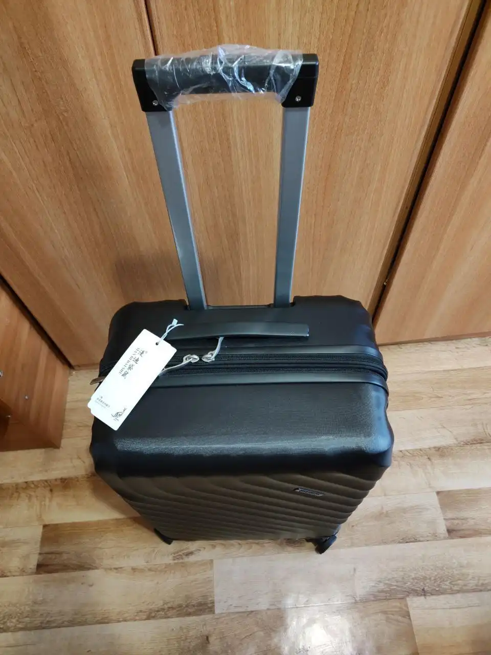 Продам новый чемодан размер М