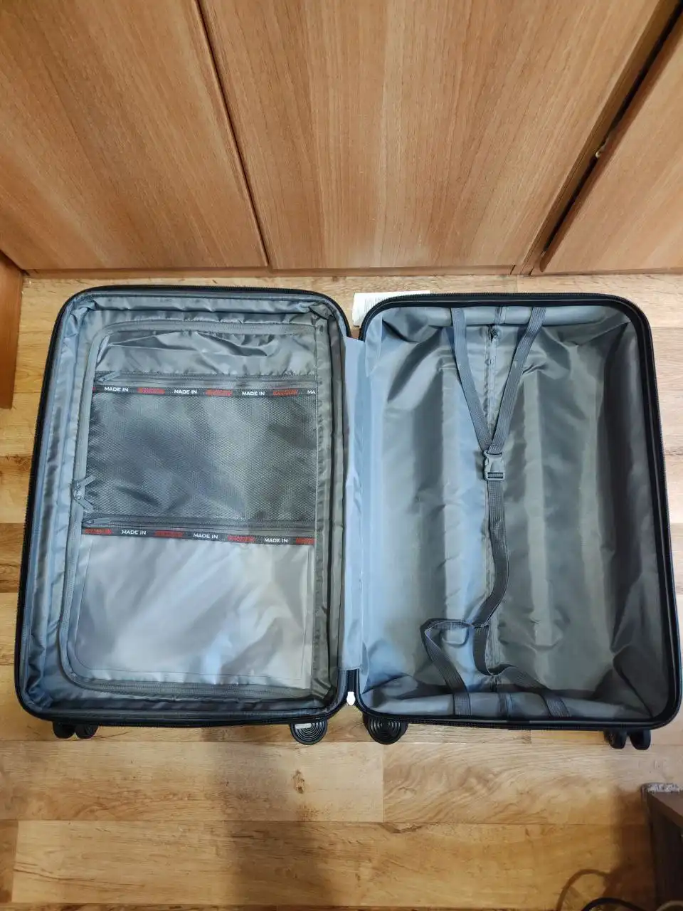 Продам новый чемодан размер М