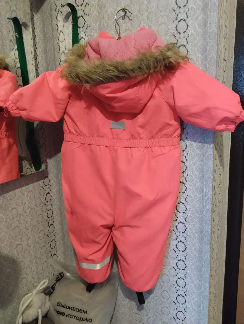 Продам зимний комбинезон рост 86
