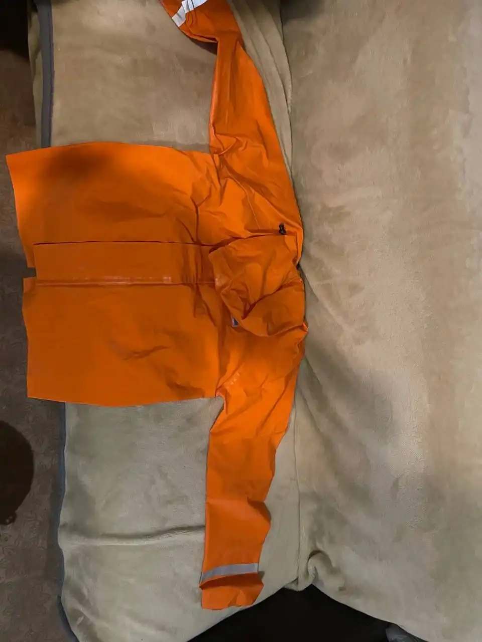 Защитный костюм от воды и щелочей