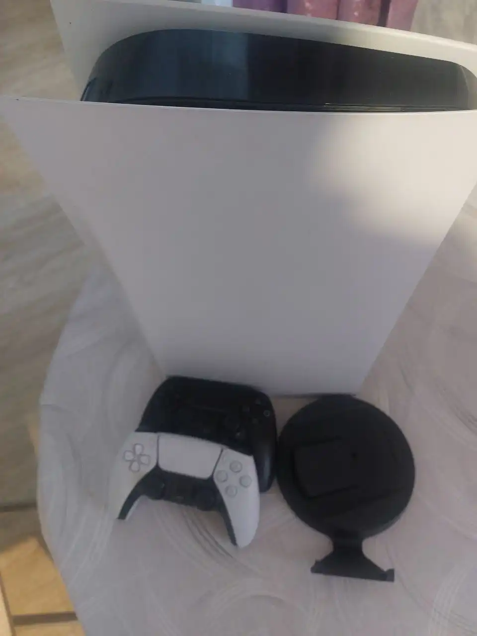 Продам PS5 с комплектом аксессуаров