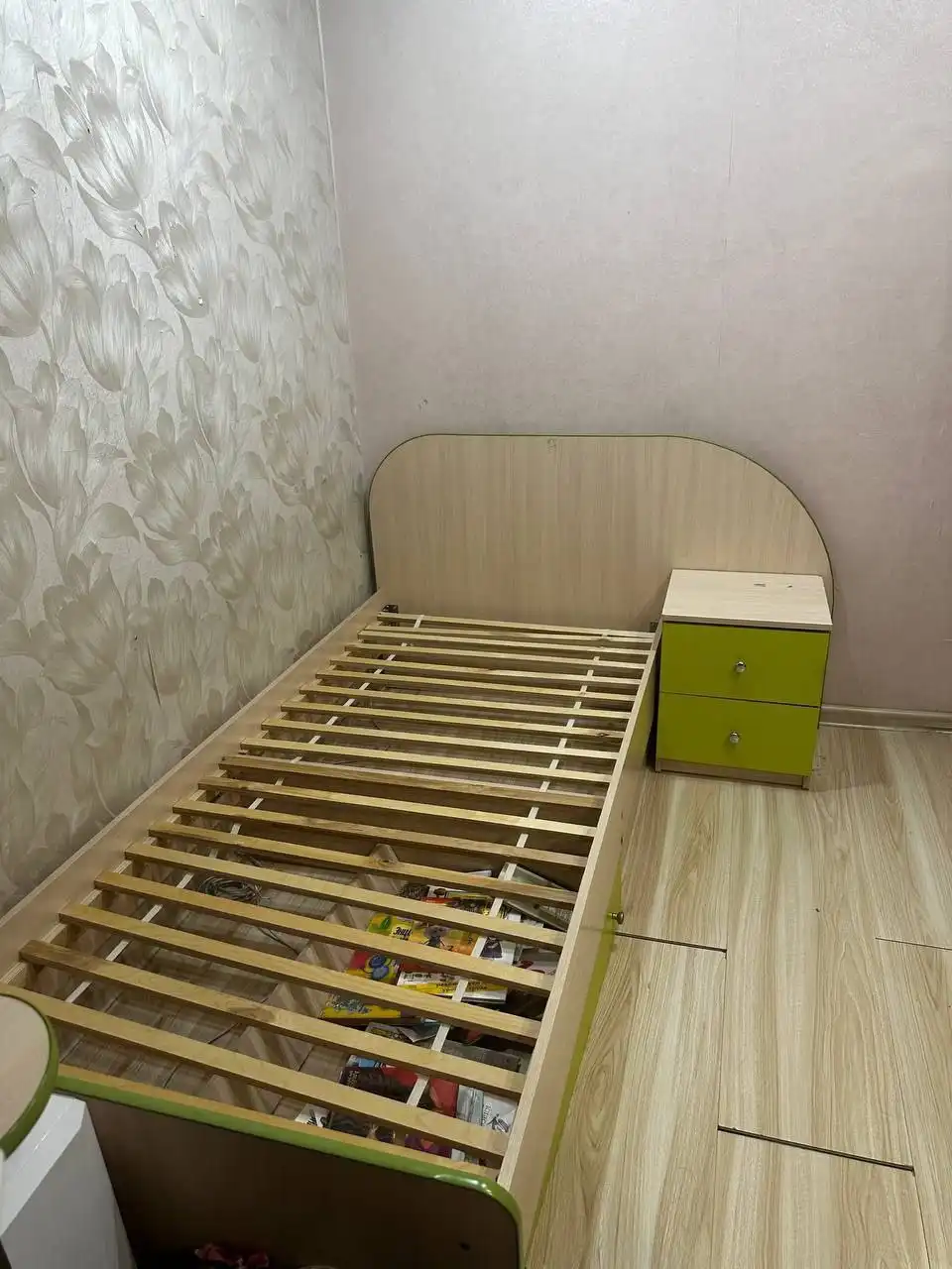 Продажа детской мебели (кровать, стол, шкаф)