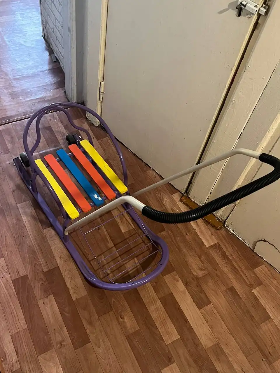 Детские санки с родительской ручкой на колесиках