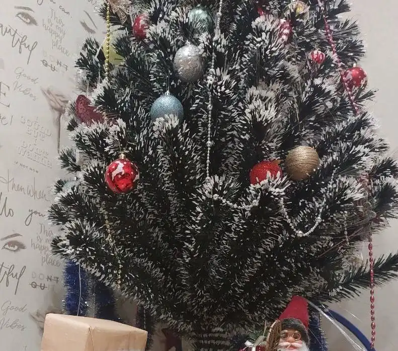 Продам ёлку заснеженную с гирляндой