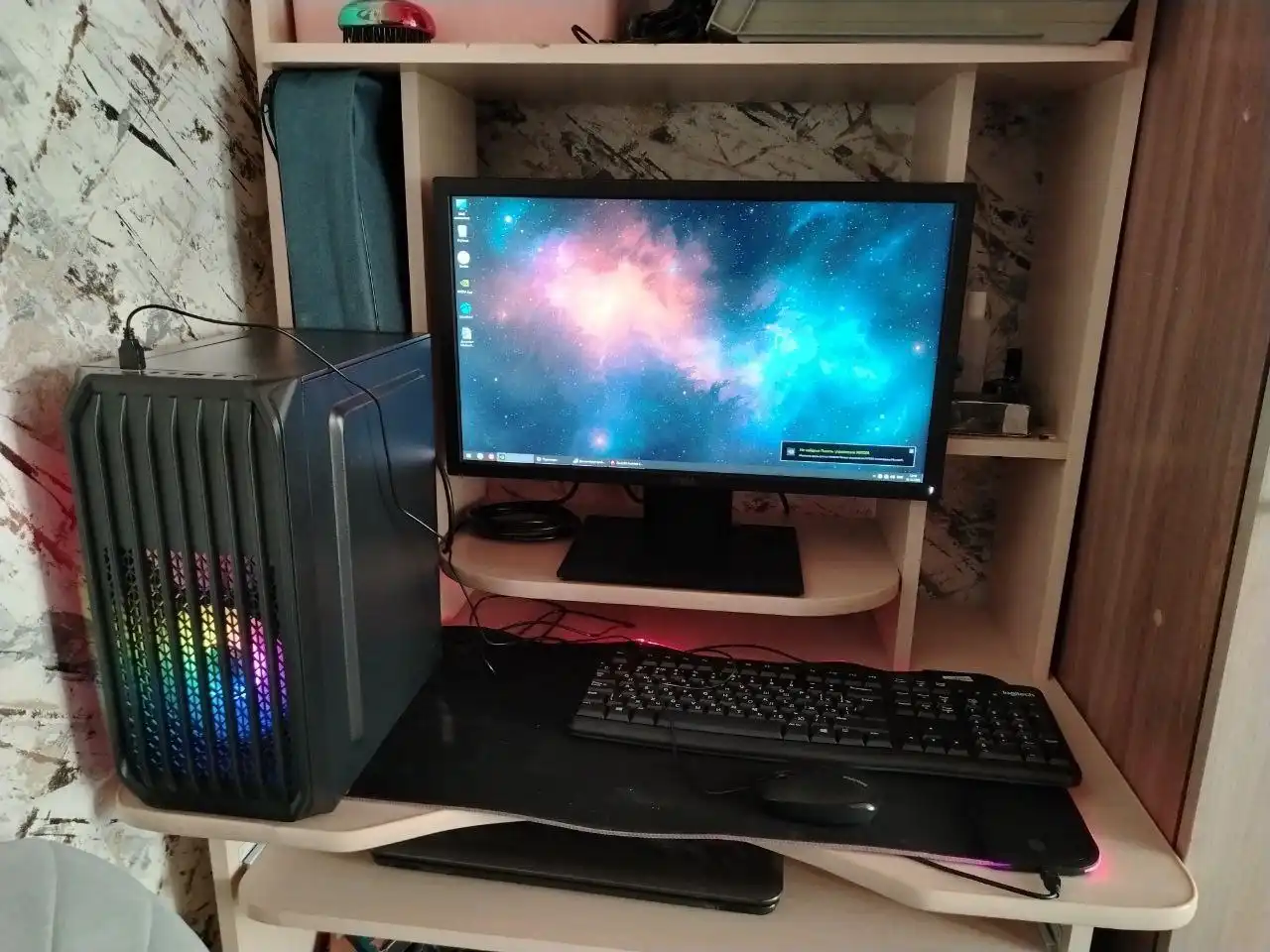Игровой компьютер в сборе с монитором, клавиатурой и мышью