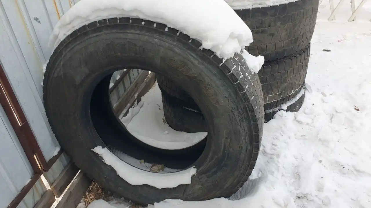 Отдам покрышки с седельного тягача