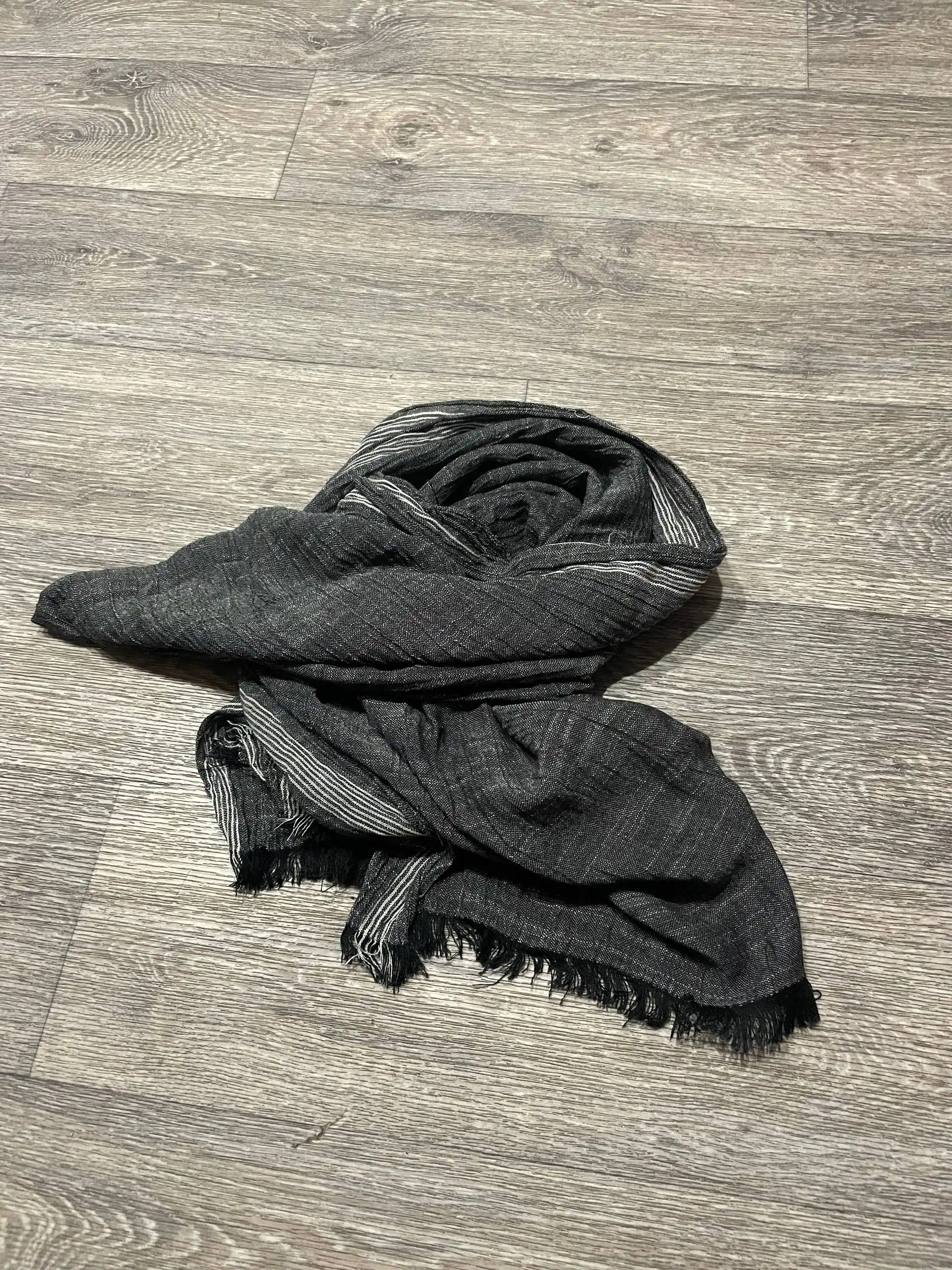 Шарфы серый и черный - Шарфы (Одежда) в Чита