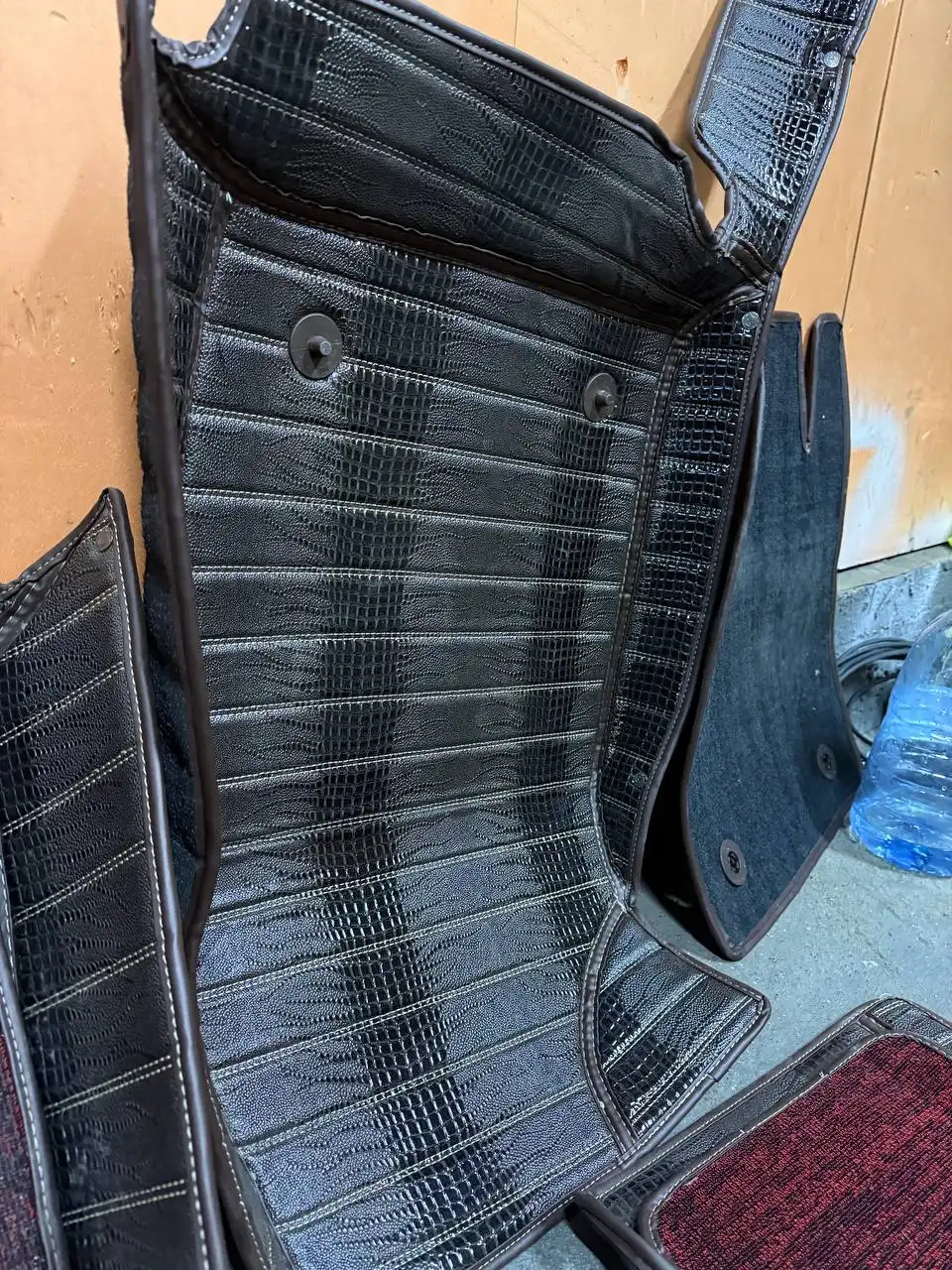 Продажа ковриков напольных б/у для Toyota Premium и Alion - Аксессуары (Авто) в Чита