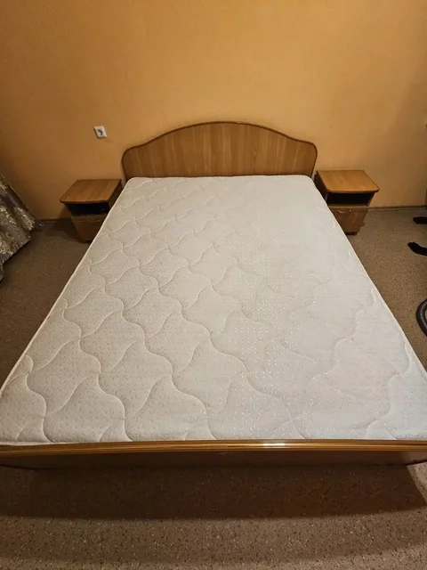 Продам двуспальную кровать, туалетный столик и прикроватные тумбочки - Мебель в Чита