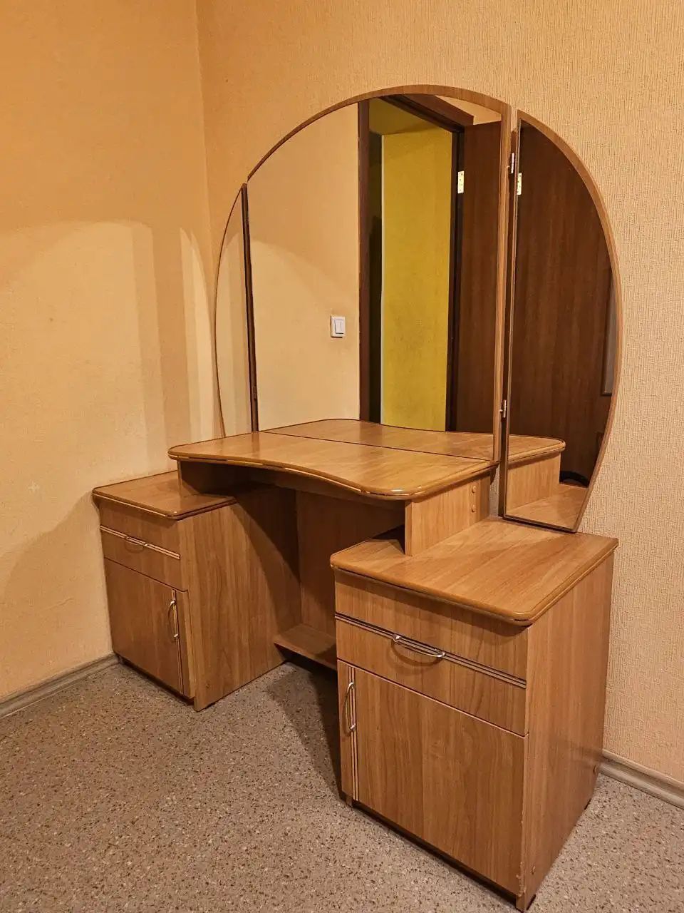 Продам двуспальную кровать, туалетный столик и прикроватные тумбочки - Мебель (Для дома и дачи) в Чита