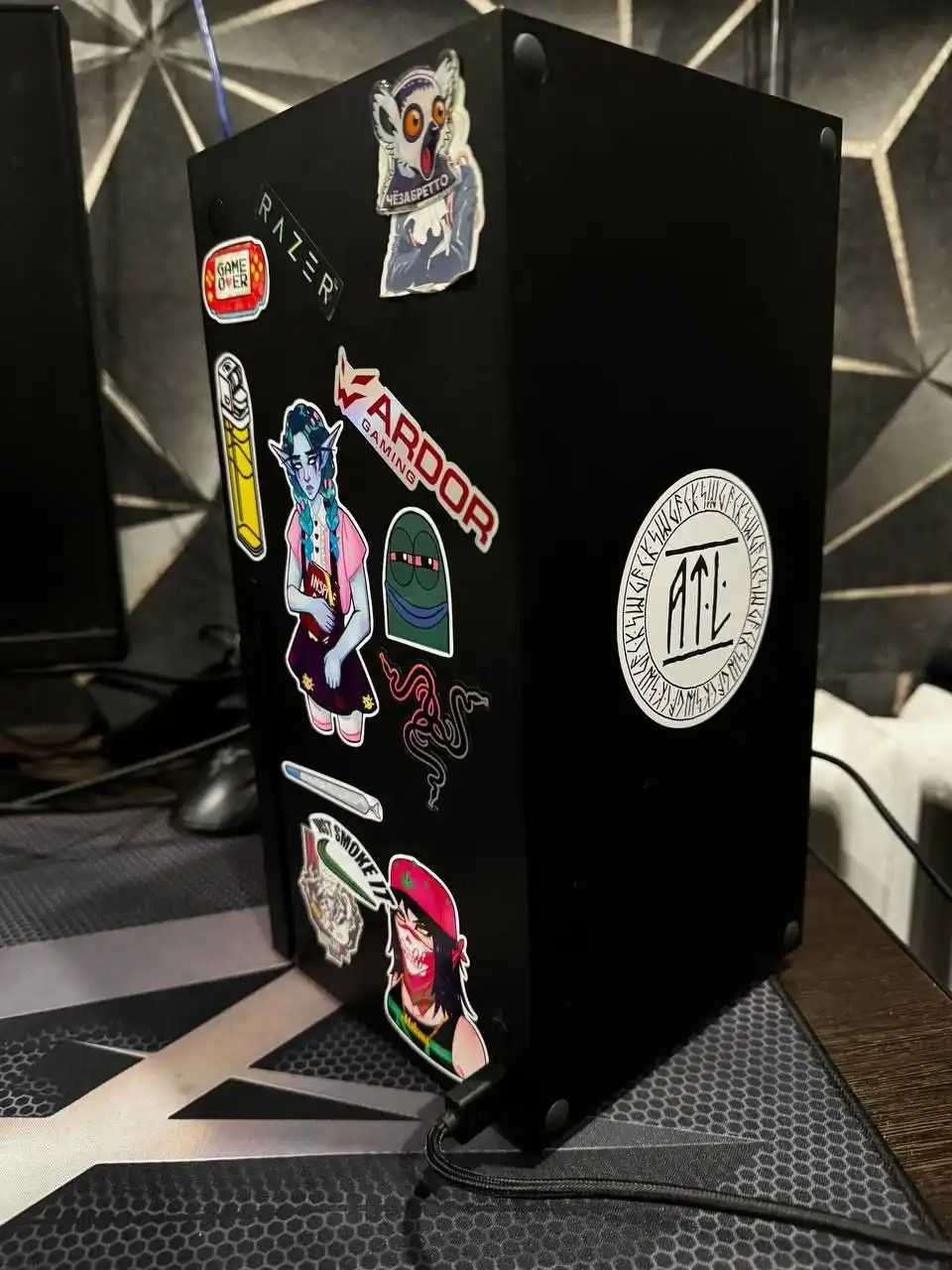 Продажа Xbox 1TB с наушниками Razer и джойстиками - Игровые приставки и аксессуары (Электроника) в Чита